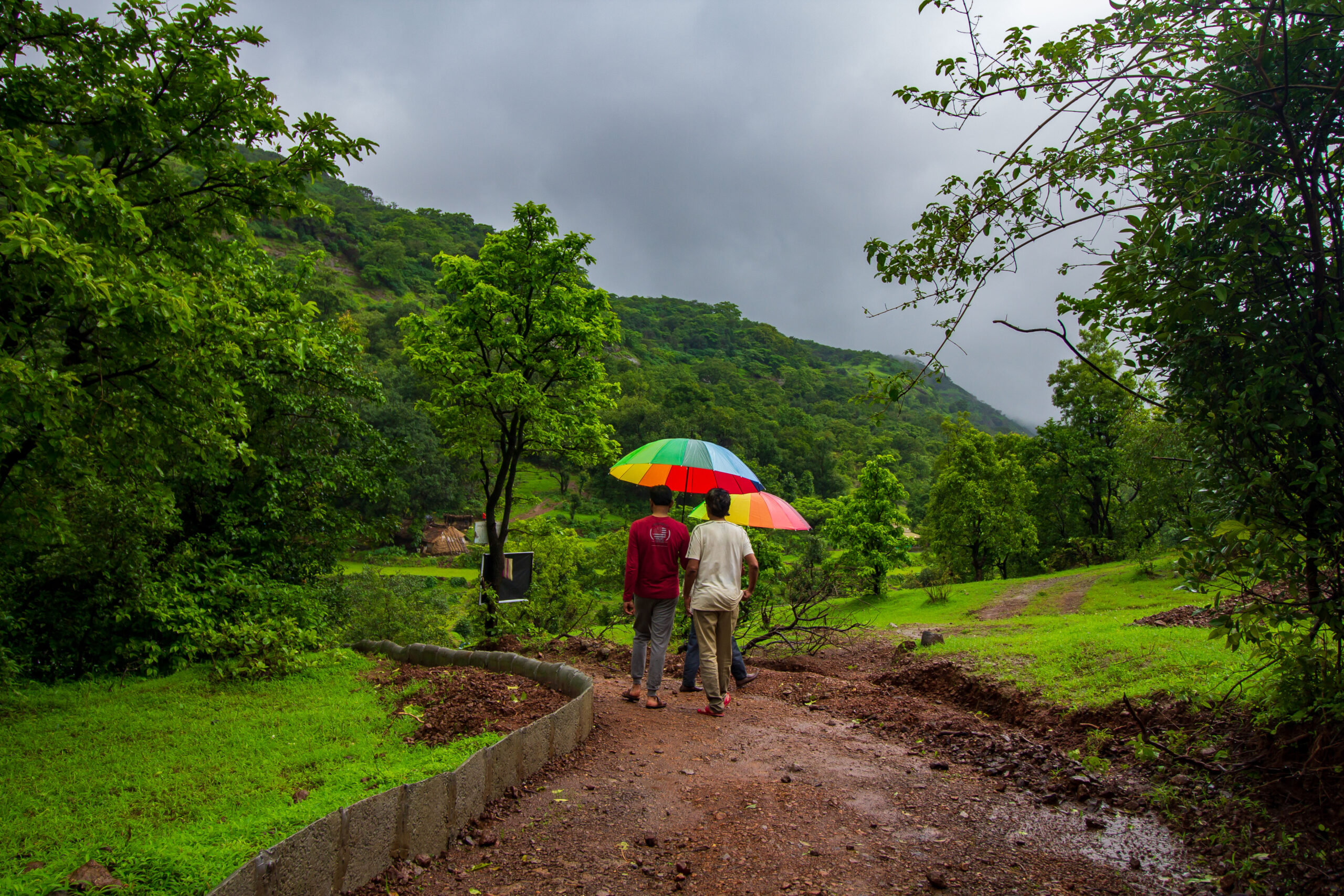 There’s something magical about leaving the city behind and heading to the hills with your squad. Whether it’s a group of college friends, corporate teammates, or extended family, the peaceful setting of Bhandardara makes every moment count.
