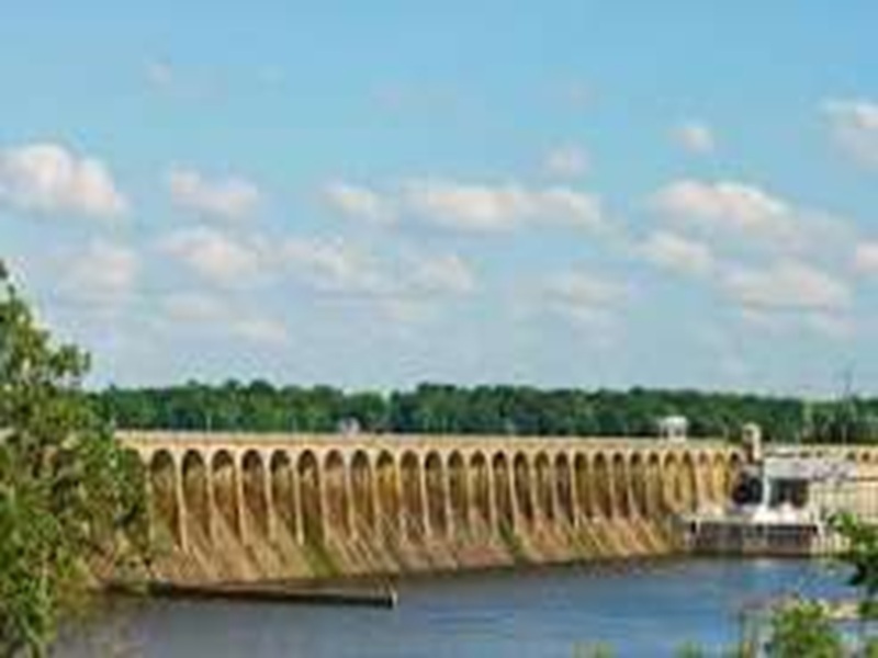Wilson Dam surrounded by lush green hills in Bhandardara